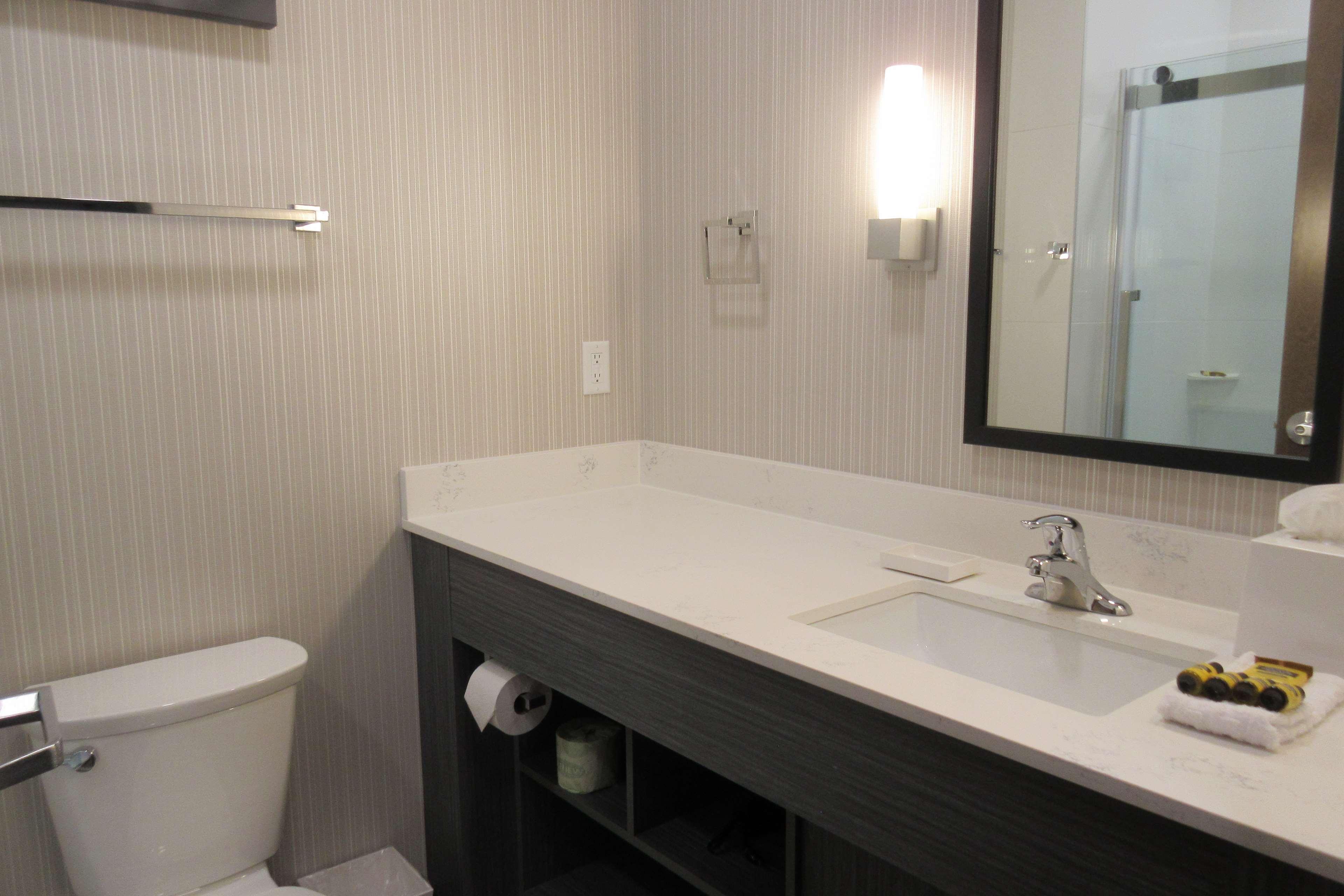 Best Western Inn & Suites Онтэрио Экстерьер фото