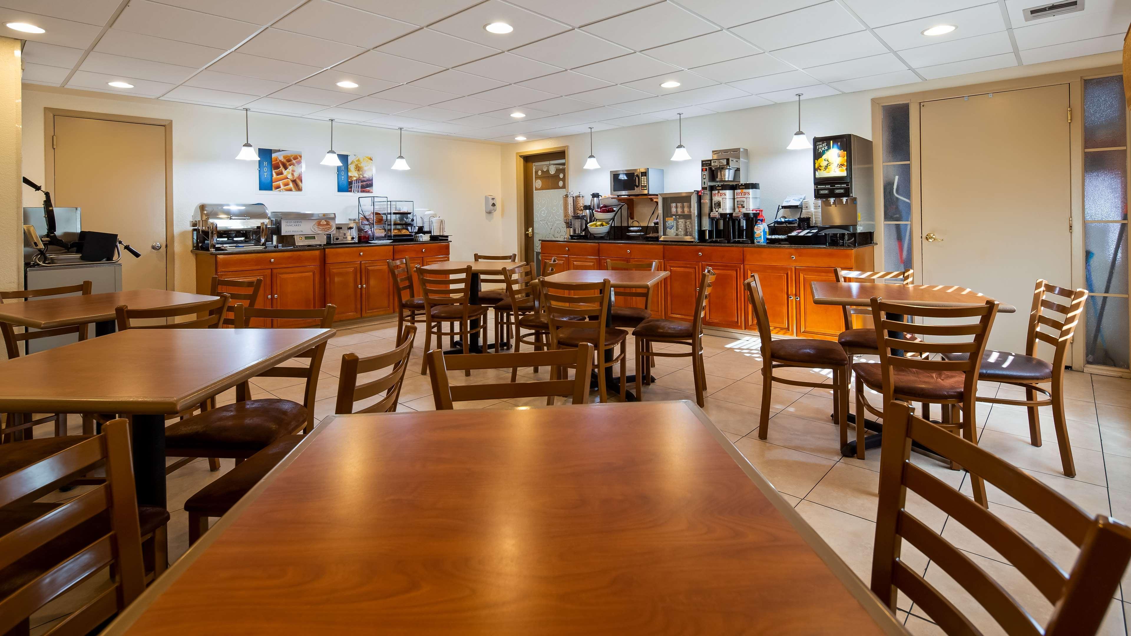 Best Western Inn & Suites Онтэрио Экстерьер фото